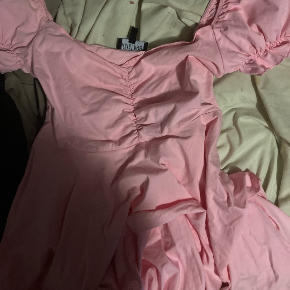 Adorable flowy princessy pink puff sleeve dress!